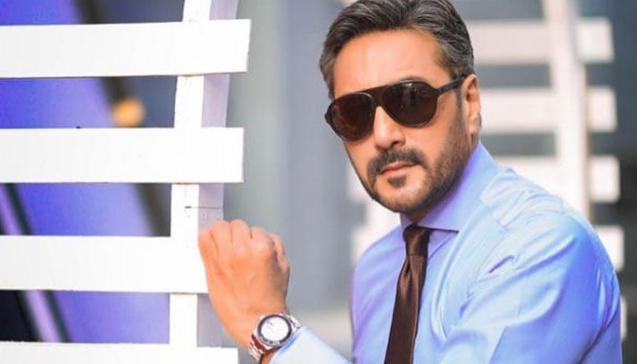 Adnan Siddiqui gives out the Azaan in USA, video goes viral 
