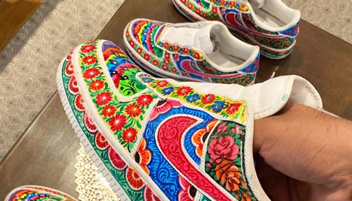 پاکستانی ٹرک آرٹ والے جوتے انٹرنیٹ پر وائرل، فوٹو ٹوئٹر