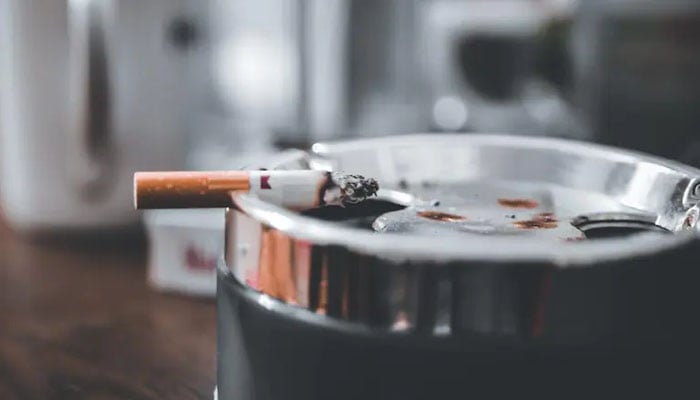 کینیڈا ہر سگریٹ پر انتباہی پیغام چھاپنے والا پہلا ملک