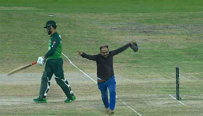 شاداب کو کریز پر آکر سلیوٹ کرنے والے کیخلاف مقدمہ درج