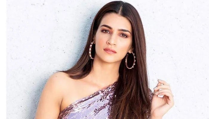 Kriti Sanon takes good care of stray dogs on sets of her next movie: Watch 