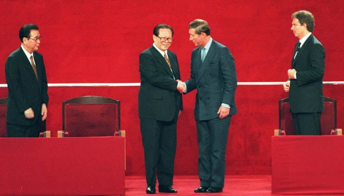 چینی صدر جیانگ زیمین تقریب کے دوران شہزادہ چارلس سے مصافحہ کر رہے ہیں