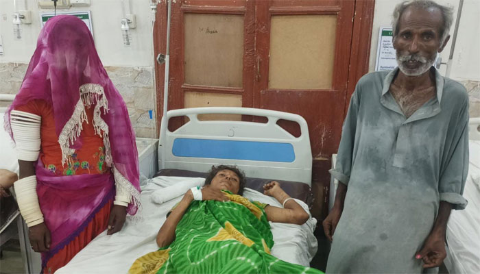 چھاچھرو کے اسپتال میں عملے کی بے حسی کا شکار خاتون سول اسپتال حیدرآباد میں زیرِ علاج ہیں —جنگ فوٹو