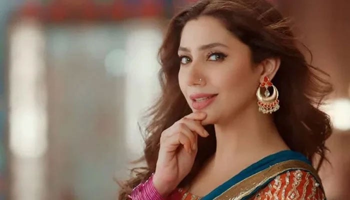 Mahira Khan's ivory outfit costs bomb amount, fans react 