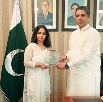 پاکستان وہیل چیئر کرکٹ کی چئیر پرسن رخسانہ راجپوت وفاقی وزیر بین الصوبائی رابطہ احسان الرحمان مزاری کو اگلے ایشیا کپ کا سوینئر پیش کرتے ہوئے