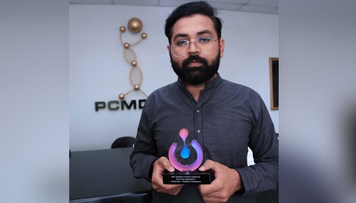 پنجوانی سینٹر کے طالب علم نے ڈیٹاتھون میں تھرڈ پرائز ایوارڈ حاصل کرلیا