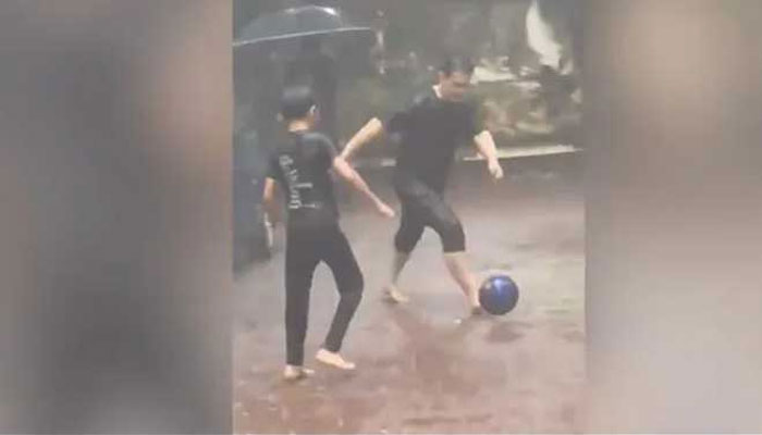 عامر خان کی بیٹے کے ساتھ بارش میں فٹبال کھیلنے کی ویڈیو وائرل