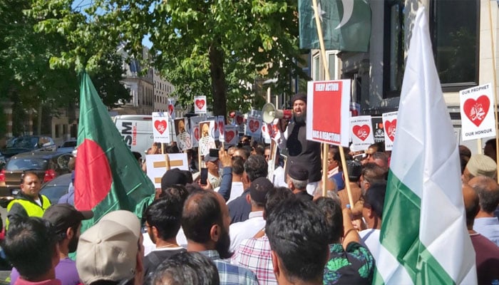 بیلجیئم: گستاخانہ بیان پر پاکستانی کمیونٹی کا بھارتی سفارتخانے کے باہر مظاہرہ