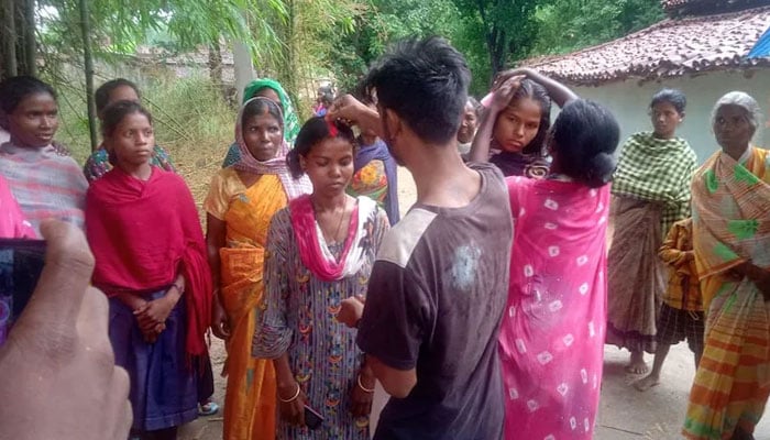بھارتی شخص کی بیک وقت 2 خواتین سے محبت کی شادی