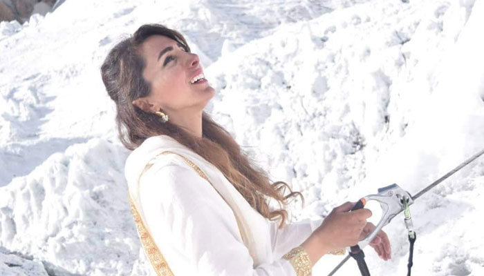 نائلہ کیانی 8 ہزار میٹر سے بلند چوٹی کو سر کرنے والی پہلی پاکستانی خاتون ہیں - فوٹو: سوشل میڈیا