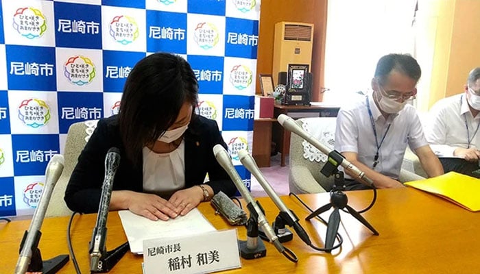 جاپان کے شہر اماگاساکی کی میئر  اور دیگر عہدیداران فلیش ڈرائیو کی گمشدگی پر معذرت کر رہے ہیں
