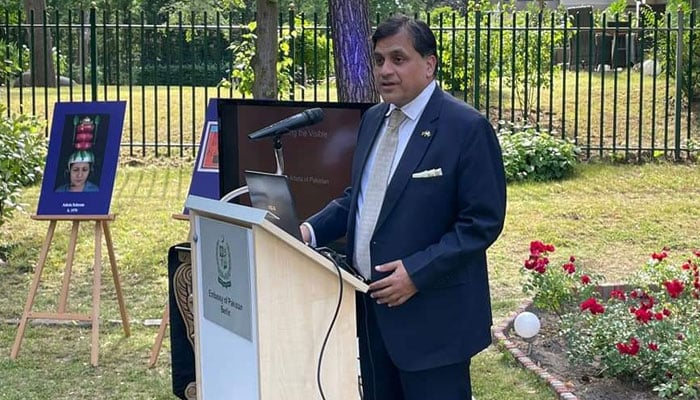 سفیر پاکستان ڈاکٹر محمد فیصل تقریب سے خطاب کرتے ہوئے۔ فوٹو بشکریہ: سفارتخانہ پاکستان برلن، جرمنی