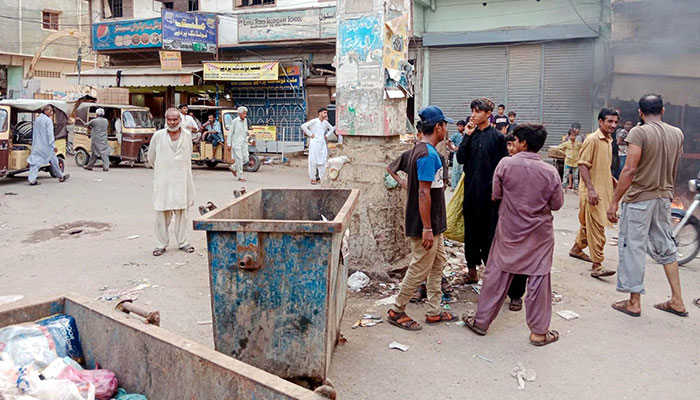 کراچی میں بجلی کی لوڈشیڈنگ کے ستائے شہری سڑکوں پر