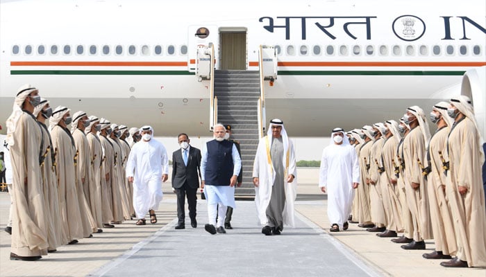 صدر شیخ محمد بن زاید النہیان نے بھارتی وزیراعظم کا استقبال کیا۔