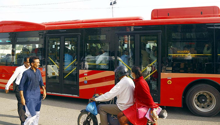 نئی بسوں میں کراچی کے شہریوں کا سفر کیسا رہا؟