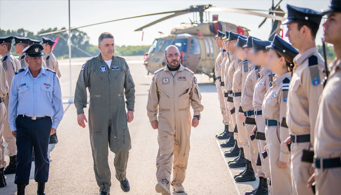 یو اے ای ایئرفورس کے کمانڈر میجر جنرل ابراہیم ناصر دورہ اسرائیل میں گارڈ آف آنر کا معائنہ کر رہے ہیں۔