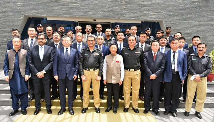 چینی وفد کا ملاقات کے بعد سندھ پولیس کے اعلیٰ افسران کے ہمراہ گروپ