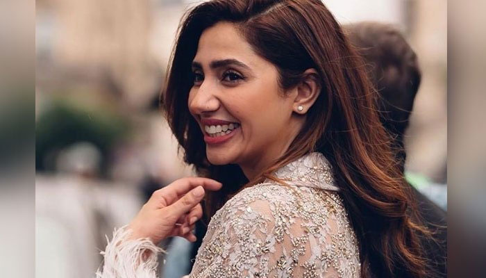 Mahira Khan leaves tongues wagging in a stunning saree: See