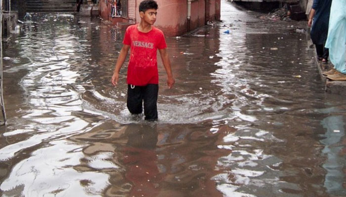 بارش کے منتظر اہل کراچی کا انتظار ختم، بادل کھل کر برسے