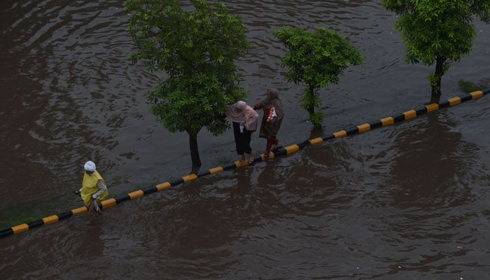 لاہور میں تیز بارش، سڑکیں پانی میں ڈوب گئیں