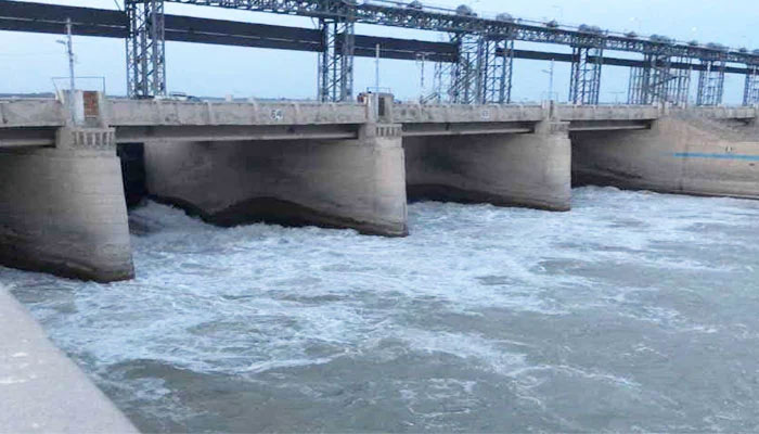 جامشورو: آر بی او ڈی سیم نالے کا مضر صحت پانی کراچی نہر میں چھوڑ دیا گیا