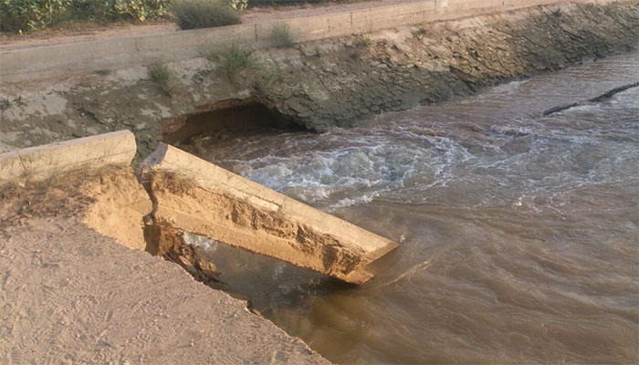 کراچی: حب کینال میں شگاف پڑگیا، پانی منگھوپیر کے غیر آباد علاقے میں داخل