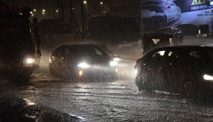 کراچی کے مختلف علاقوں میں رات بھر موسلادھار بارش