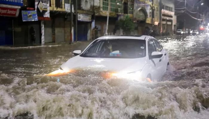 کراچی، مختلف علاقوں میں بارش، سڑکوں پر پانی جمع