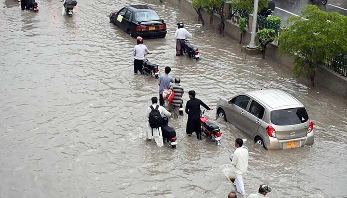 کراچی، سندھ اسمبلی روڈ زیر آب، آج بھی بارش کا امکان