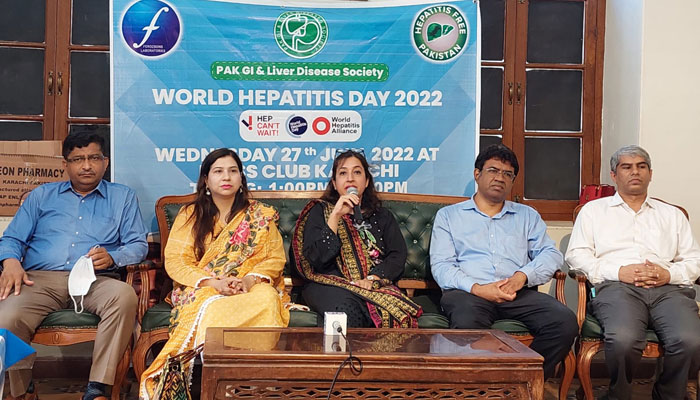 ماہرینِ صحت ورلڈ ہیپاٹائٹس ڈے 2022ء پر کراچی پریس کلب میں آگاہی سیشن سے خطاب کر رہے ہیں