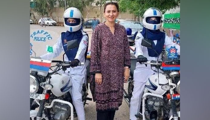 کراچی کی موٹرسائیکل سوار لیڈیز پولیس اہلکاروں کے ساتھ خاتون پروفیسر کی فخریہ تصویر