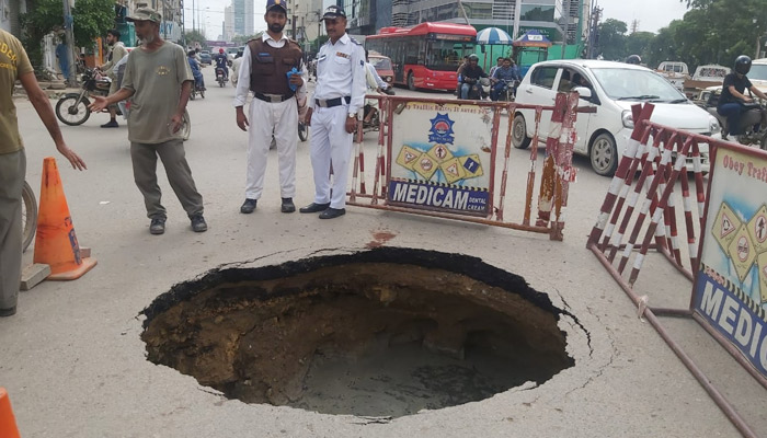 کراچی: شاہین کمپلیکس چوک پر زیر زمین سیوریج لائن بیٹھ گئی