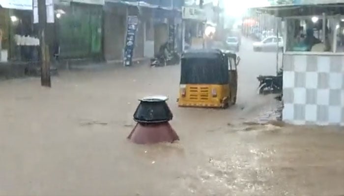 بھارت: حیدرآباد کے تیز مسالوں نے دیگ میں جان ڈال دی، بارش کے پانی میں دیگوں کی تیراکی