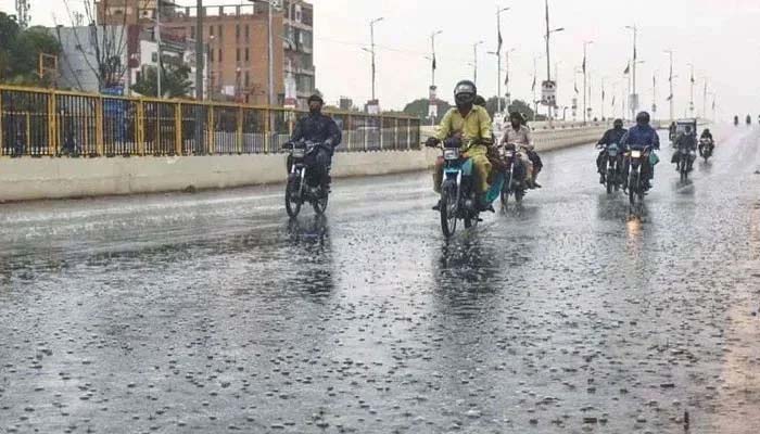 کراچی میں ہلکی بارش، مزید بادل برسنے کا امکان