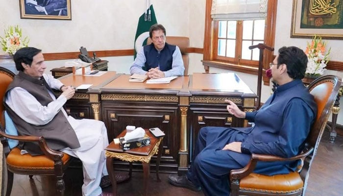 عمران خان کی وزیراعلیٰ کی کرسی پر بیٹھ کر پرویز الہٰی سے ملاقات
