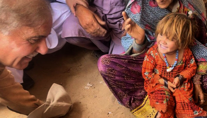 وزیرِ اعظم شہباز شریف کا سیلاب سے متاثرہ بچی کے چہرے پر ہنسی لانے کا ایک انداز