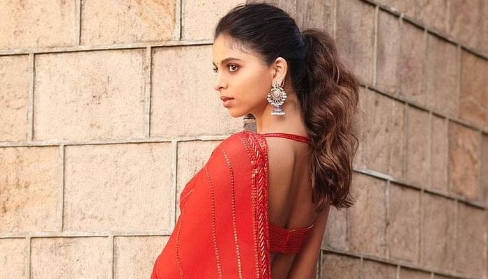 Suhana Khan flaunts the pretty lady look in mirror selfie: See