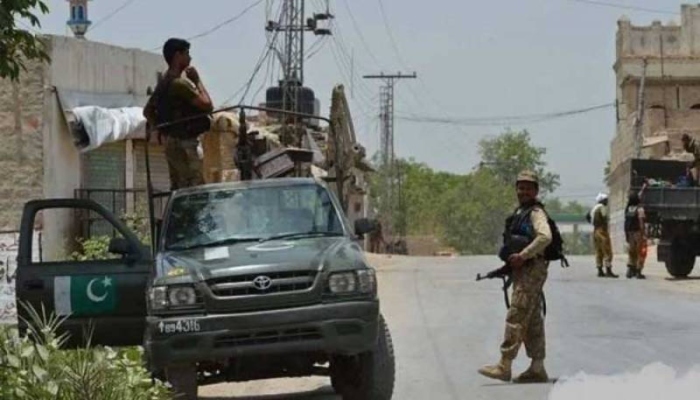 ڈی آئی خان:  پولیس کی گاڑی میں دھماکا، فائرنگ کے تبادلے میں 2 دہشتگرد ہلاک