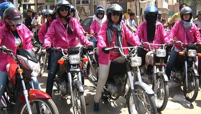 سندھ میں کالج کی طالبات کو موٹرسائیکل چلانا سکھائی جائے گی