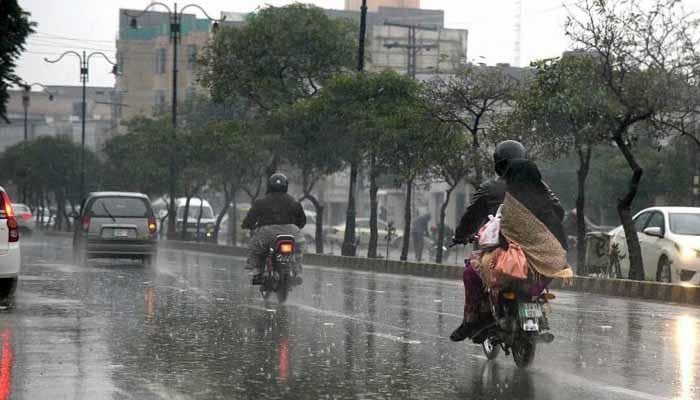 کراچی میں آج بھی بارش کا امکان، امتحانات ملتوی