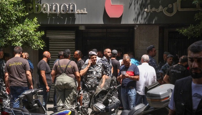لبنانی شہری نے منجمد اکاؤنٹ سے رقم نکلوانے کیلئے بینک عملے کو یرغمال بنالیا