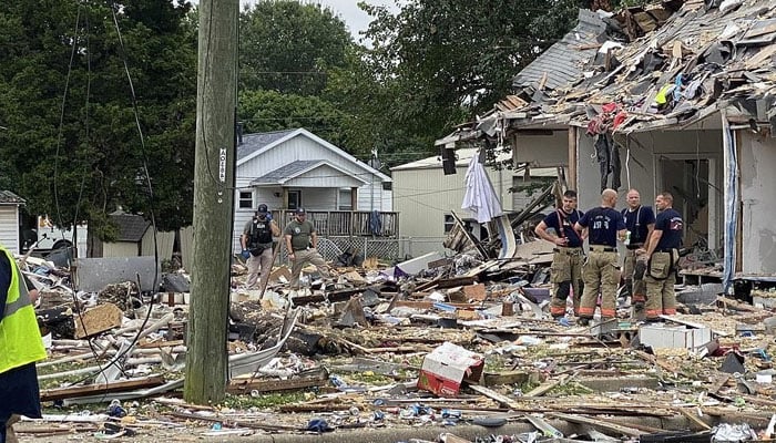 دھماکے کے بعد پولیس اہلکار جائے وقوعہ کا معائنہ کر رہے ہیں، تباہ حال گھر کی باقیات نظر آرہی ہیں۔