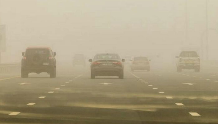 امارات میں گرد و غبار کا طوفان، حد نگاہ متاثر، فلائٹس کا رُخ موڑ دیا گیا