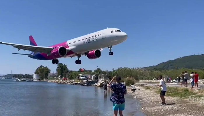یونانی ساحل پر طیارے کی لینڈنگ، ویڈیو وائرل