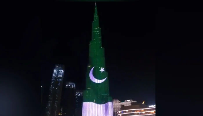 پاکستان کی ڈائمنڈ جوبلی پر برج خلیفہ سبز ہلالی پرچم سے روشن