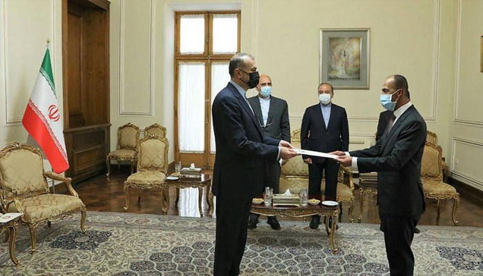 کویت کے نئے سفیر ایرانی وزیر خارجہ کو اپنی سفارتی اسناد پیش کر رہے ہیں۔