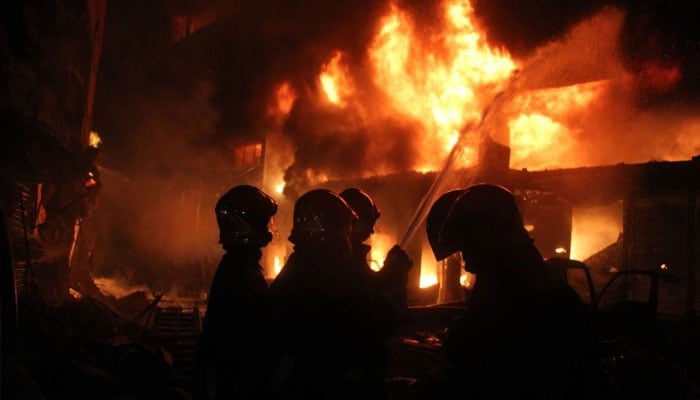 سیالکوٹ: چمڑہ فیکٹری میں لگی آگ 20 گھنٹے بعد بجھادی گئی