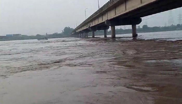 بھارت سے چھوڑا گیا سیلابی ریلا لاہور پہنچ گیا