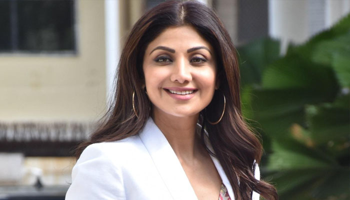 Nothing can stop Shilpa Shetty to do Yoga, Not even her Injured Leg