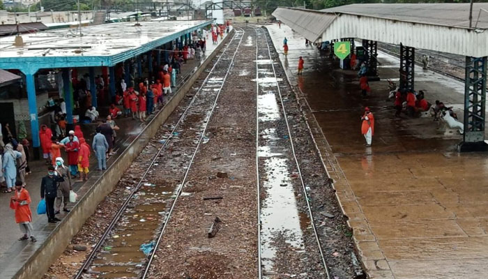 کراچی: ریلوے ٹریک پر پانی جمع، 25 اگست کی کئی ٹرینیں منسوخ